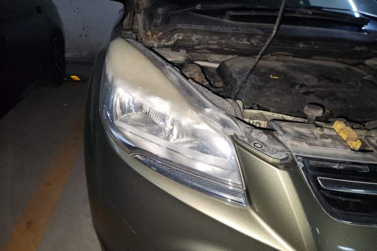 Used Ford Kuga 2013 1.6L GTDi Two-Wheel-Drive Trend Model Right Front Headlight