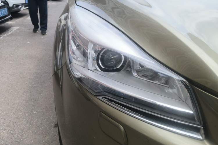 Used Ford Kuga 2013 2.0L GTDi Four-Wheel Drive Premium Model Right Front Headlight