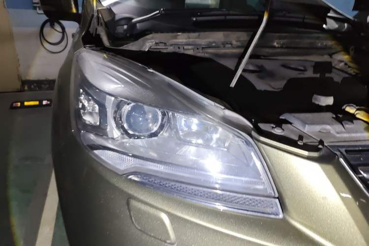Used Ford Kuga 2013 2.0L GTDi Four-Wheel-Drive Sport Model Right Front Headlight