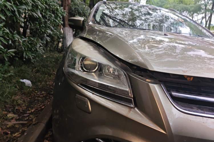 Used Ford Kuga 2013 2.0L GTDi Four-Wheel-Drive Sport Model Right Front Headlight