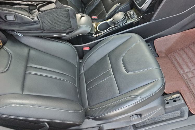 Used Ford Kuga 2013 2.0L GTDi Four-Wheel-Drive Sport Model Right Front Seat