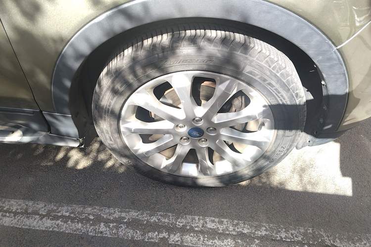 Used Ford Kuga 2013 1.6L GTDi Two-Wheel-Drive Comfort Model Right Front Wheel Hub
