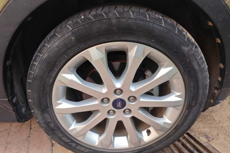 Used Ford Kuga 2013 1.6L GTDi Two-Wheel-Drive Trend Model Right Front Wheel Hub