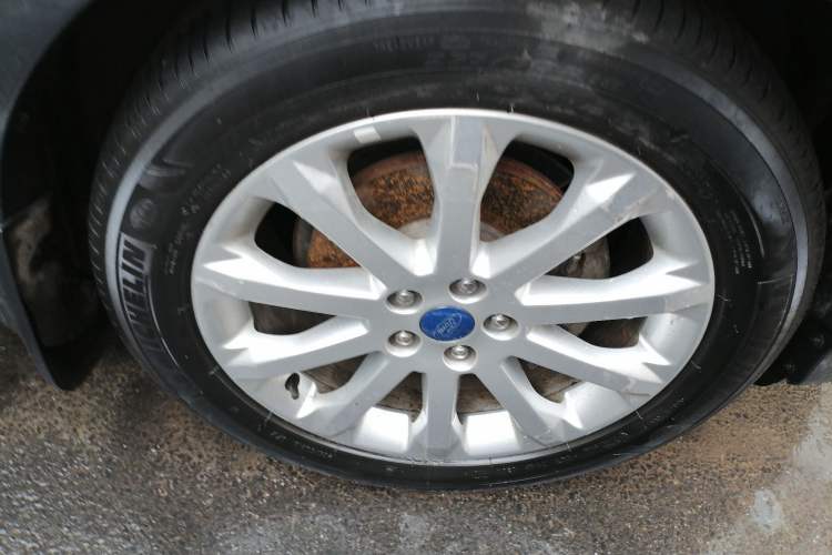 Used Ford Kuga 2013 1.6L GTDi Two-Wheel-Drive Trend Model Right Front Wheel Hub