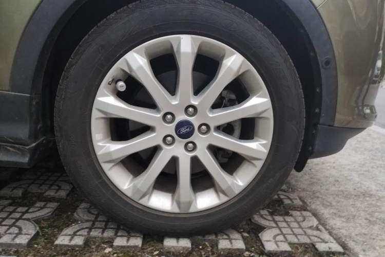 Used Ford Kuga 2013 2.0L GTDi Four-Wheel Drive Premium Model Right Front Wheel Hub