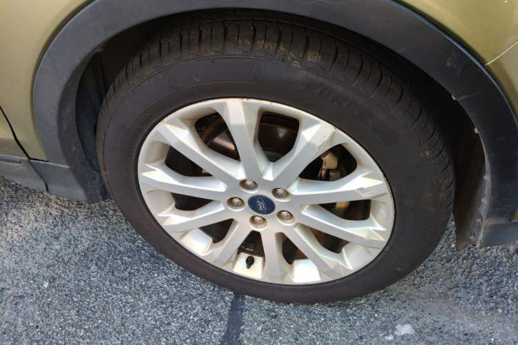 Used Ford Kuga 2013 1.6L GTDi Two-Wheel-Drive Comfort Model Right Front Wheel Hub