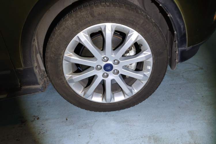 Used Ford Kuga 2013 1.6L GTDi 4x4 Elite Model Right Front Wheel Hub
