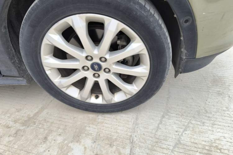 Used Ford Kuga 2013 2.0L GTDi Four-Wheel Drive Premium Model Right Front Wheel Hub