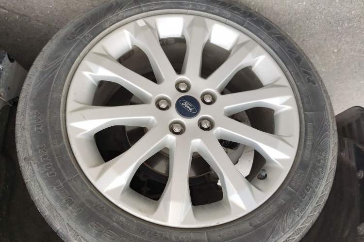 Used Ford Kuga 2013 1.6L GTDi Two-Wheel-Drive Trend Model Right Front Wheel Hub