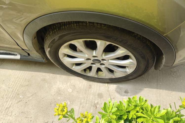 Used Ford Kuga 2013 1.6L GTDi Two-Wheel-Drive Trend Model Right Front Wheel Hub