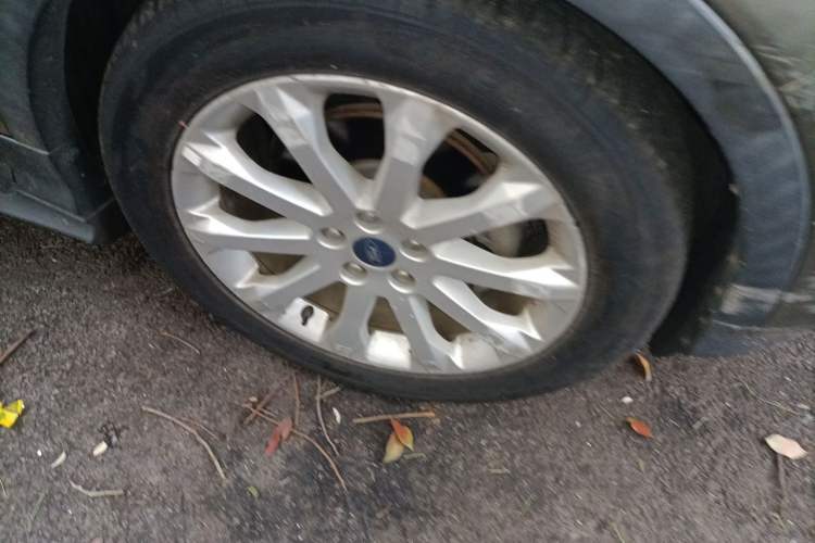 Used Ford Kuga 2013 1.6L GTDi Two-Wheel-Drive Trend Model Right Front Wheel Hub