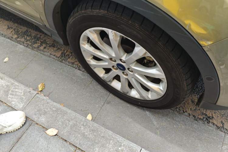 Used Ford Kuga 2013 2.0L GTDi Four-Wheel-Drive Sport Model Right Front Wheel Hub