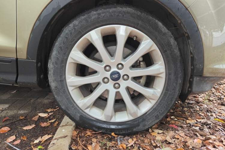 Used Ford Kuga 2013 1.6L GTDi Two-Wheel-Drive Trend Model Right Front Wheel Hub