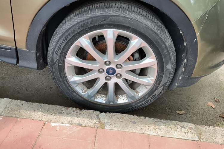 Used Ford Kuga 2013 1.6L GTDi Two-Wheel-Drive Trend Model Right Front Wheel Hub