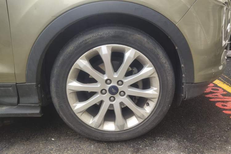 Used Ford Kuga 2013 1.6L GTDi Two-Wheel-Drive Trend Model Right Front Wheel Hub