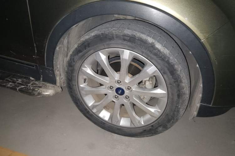 Used Ford Kuga 2013 1.6L GTDi Two-Wheel-Drive Trend Model Right Front Wheel Hub