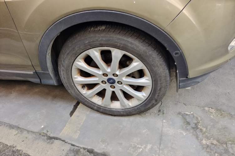 Used Ford Kuga 2013 2.0L GTDi Four-Wheel Drive Premium Model Right Front Wheel Hub