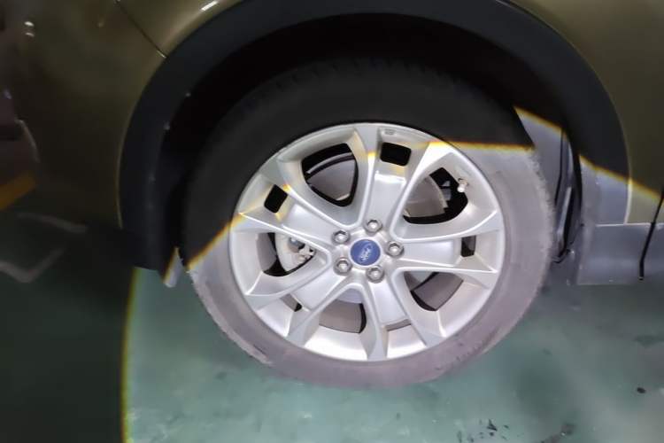 Used Ford Kuga 2013 2.0L GTDi Four-Wheel-Drive Sport Model Right Front Wheel Hub
