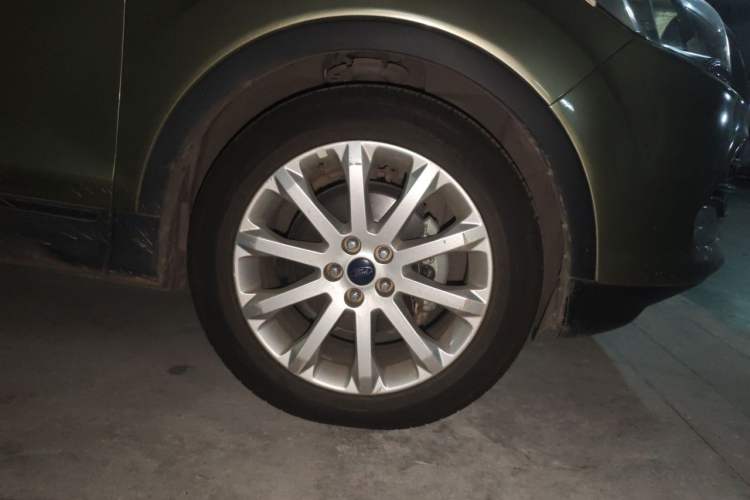 Used Ford Kuga 2013 1.6L GTDi Two-Wheel-Drive Comfort Model Right Front Wheel Hub