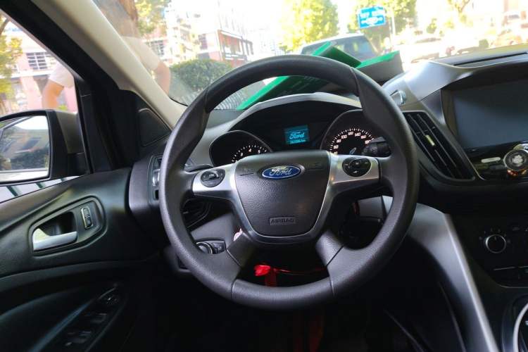 Used Ford Kuga 2013 1.6L GTDi Two-Wheel-Drive Comfort Model Steering Wheel