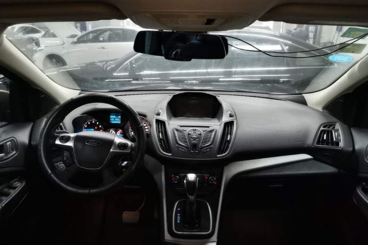 Used Ford Kuga 2013 1.6L GTDi Two-Wheel-Drive Trend Model Center Console