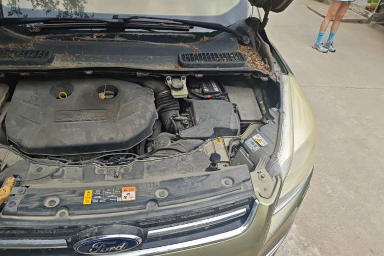 Used Ford Kuga 2013 2.0L GTDi Four-Wheel Drive Premium Model Engine Bay Left