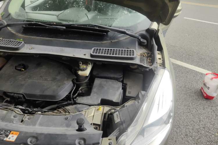 Used Ford Kuga 2013 1.6L GTDi Two-Wheel-Drive Trend Model Engine Bay Left
