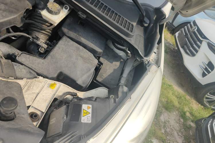 Used Ford Kuga 2013 2.0L GTDi Four-Wheel-Drive Sport Model Engine Bay Left