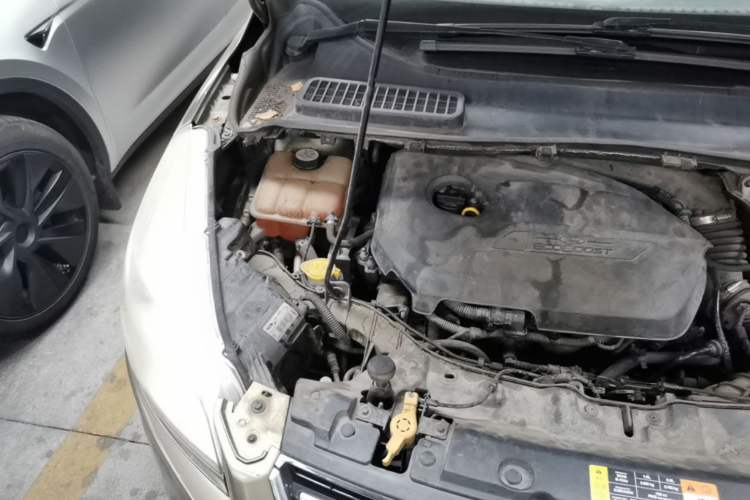 Used Ford Kuga 2013 1.6L GTDi Two-Wheel-Drive Trend Model Engine Bay Right