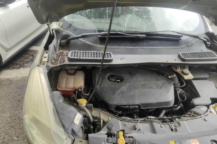 Used Ford Kuga 2013 1.6L GTDi Two-Wheel-Drive Trend Model Engine Bay Right