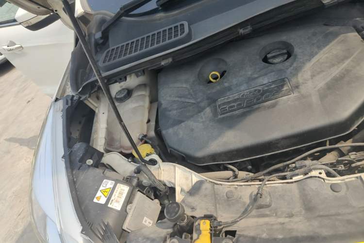 Used Ford Kuga 2013 2.0L GTDi Four-Wheel-Drive Sport Model Engine Bay Right