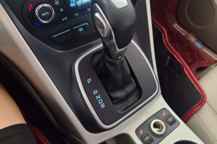 Used Ford Kuga 2013 1.6L GTDi 4x4 Elite Model Gear Lever