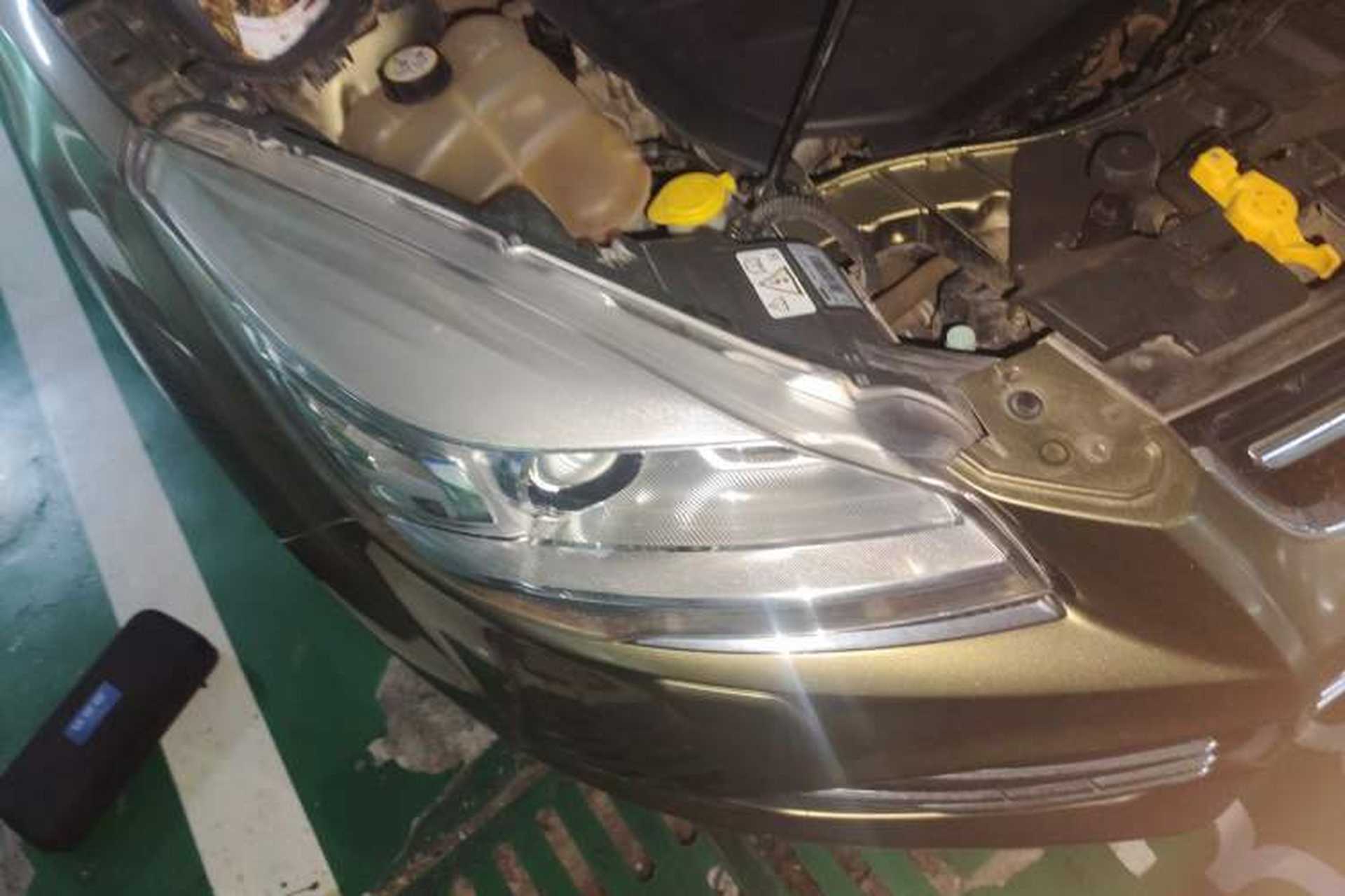 Used Ford Kuga 2013 2.0L GTDi Four-Wheel-Drive Sport Model Right Front Headlight