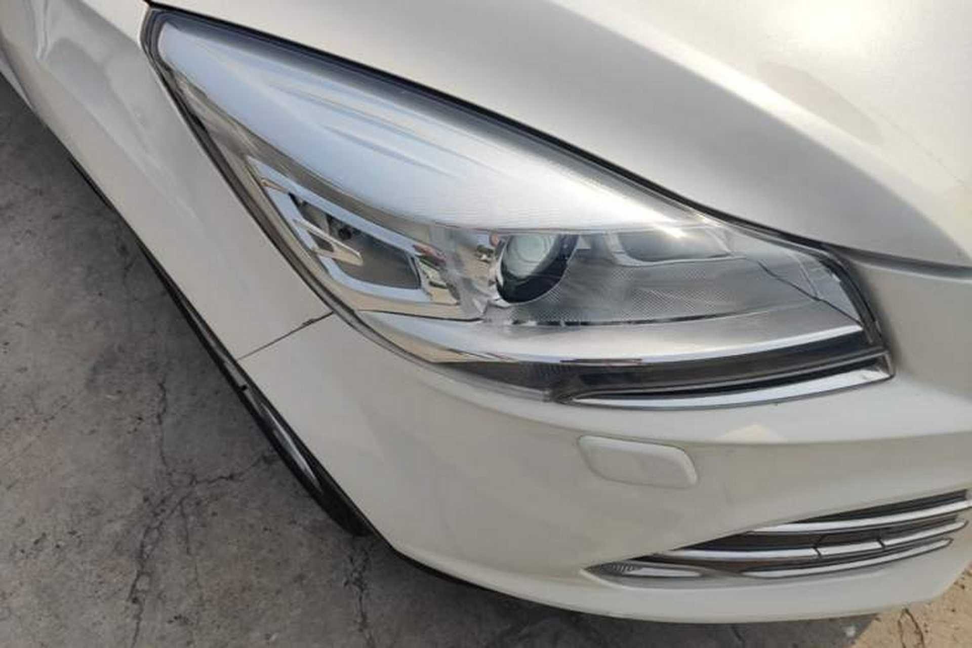 Used Ford Kuga 2013 2.0L GTDi Four-Wheel-Drive Sport Model Right Front Headlight