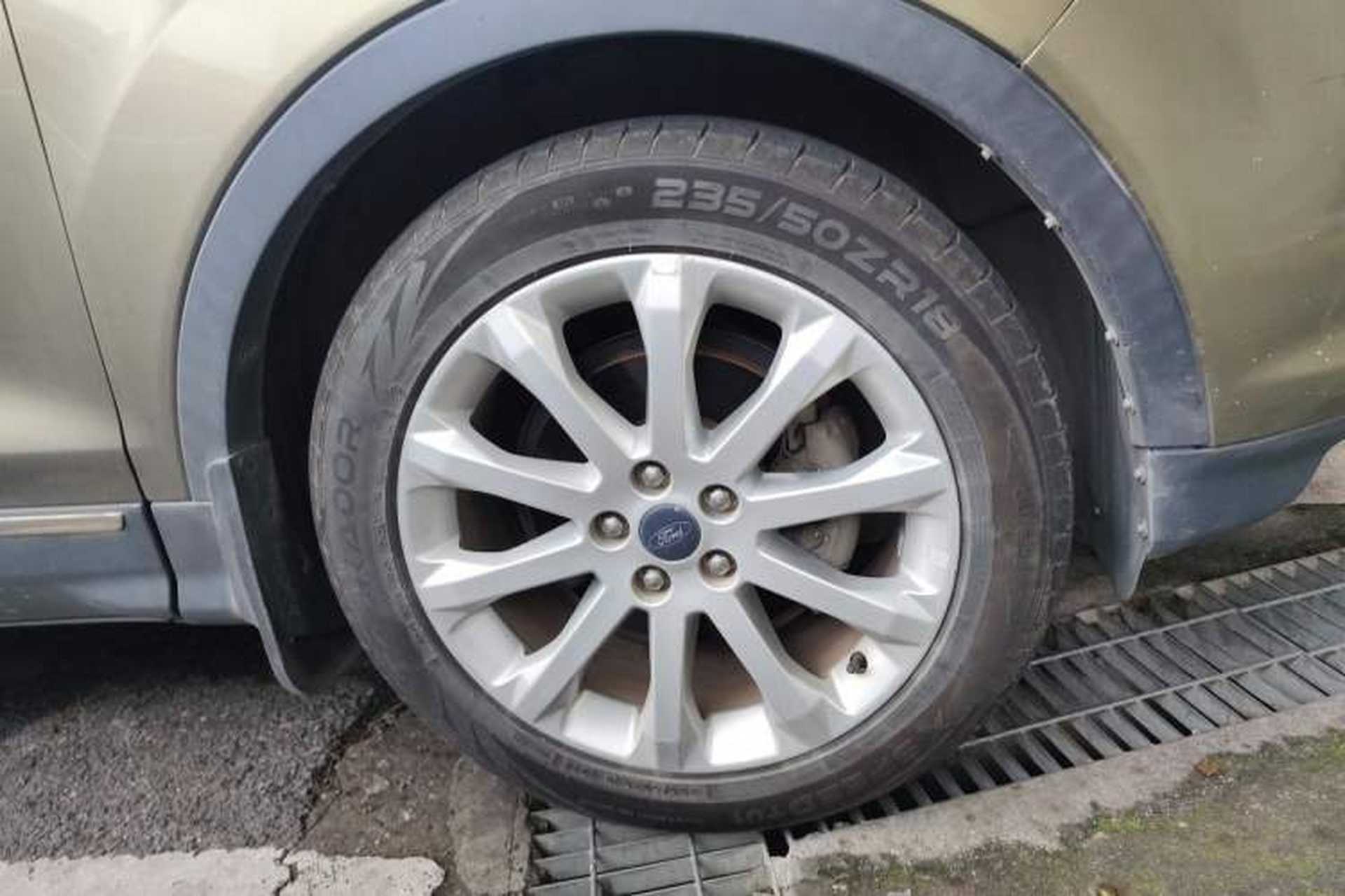 Used Ford Kuga 2013 1.6L GTDi Two-Wheel-Drive Comfort Model Right Front Wheel Hub
