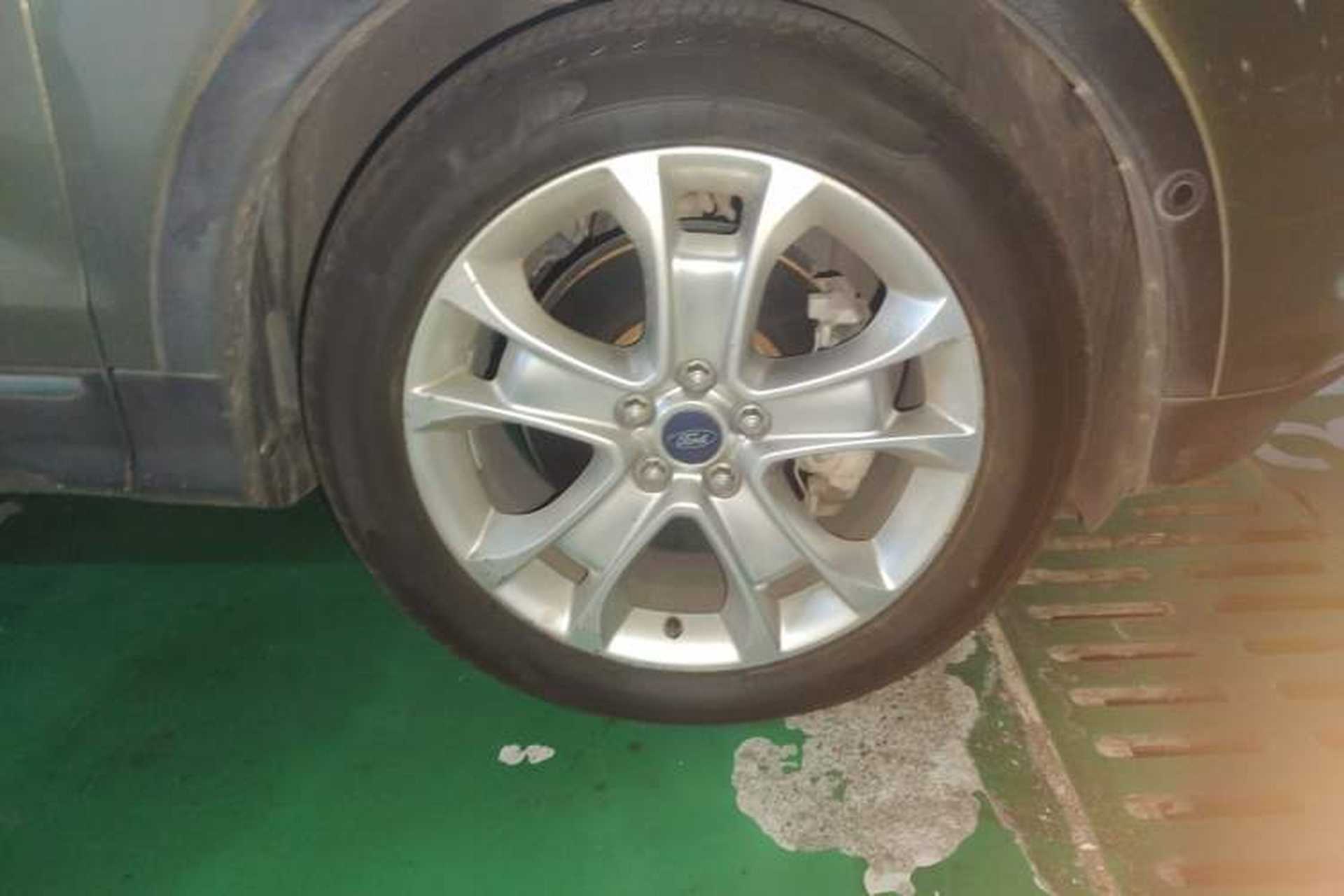 Used Ford Kuga 2013 2.0L GTDi Four-Wheel-Drive Sport Model Right Front Wheel Hub