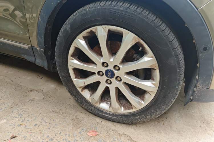 Used Ford Kuga 2013 2.0L GTDi Four-Wheel Drive Premium Model Right Front Wheel Hub