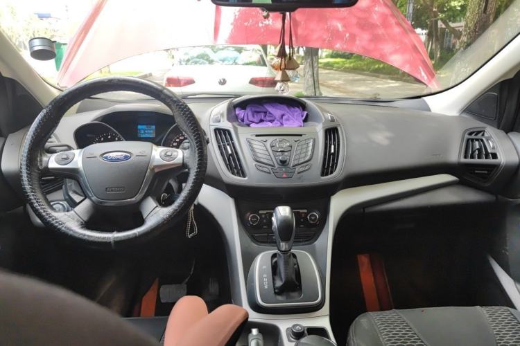 Used Ford Kuga 2013 1.6L GTDi Two-Wheel-Drive Trend Model Center Console
