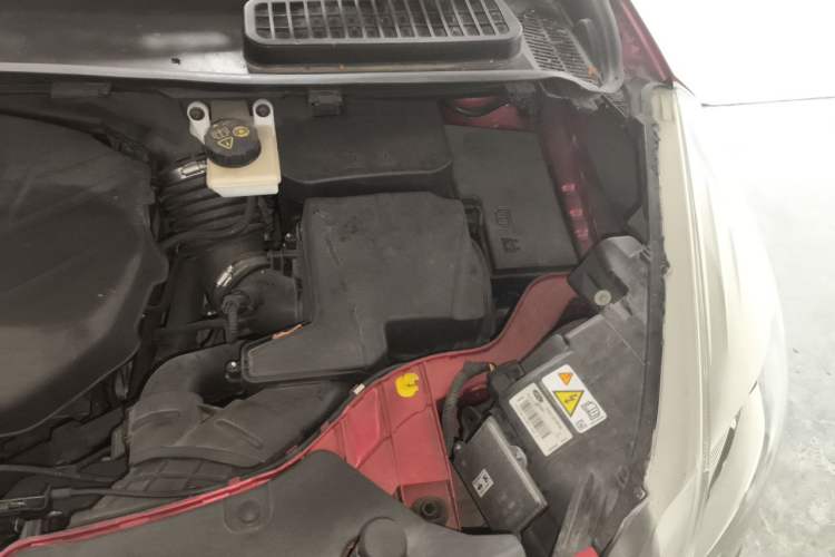 Used Ford Kuga 2013 2.0L GTDi Four-Wheel-Drive Sport Model Engine Bay Left