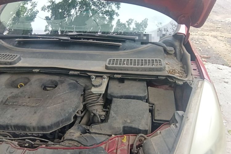 Used Ford Kuga 2013 2.0L GTDi Four-Wheel-Drive Sport Model Engine Bay Left