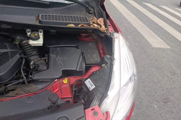 Used Ford Kuga 2013 1.6L GTDi Two-Wheel-Drive Trend Model Engine Bay Left