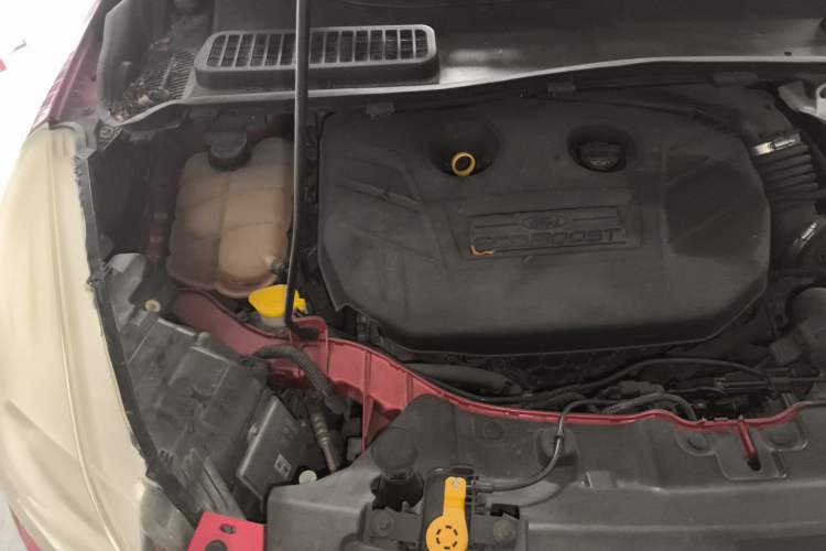 Used Ford Kuga 2013 2.0L GTDi Four-Wheel-Drive Sport Model Engine Bay Right