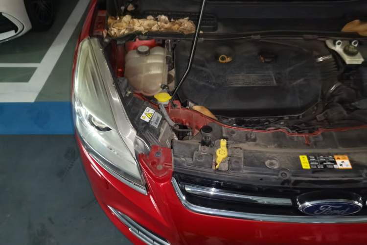 Used Ford Kuga 2013 2.0L GTDi Four-Wheel-Drive Sport Model Engine Bay Right
