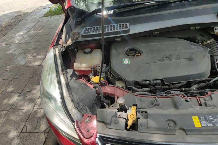 Used Ford Kuga 2013 1.6L GTDi Two-Wheel-Drive Trend Model Engine Bay Right
