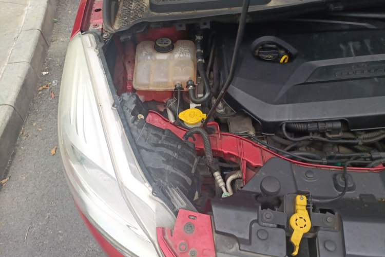 Used Ford Kuga 2013 1.6L GTDi Two-Wheel-Drive Trend Model Engine Bay Right