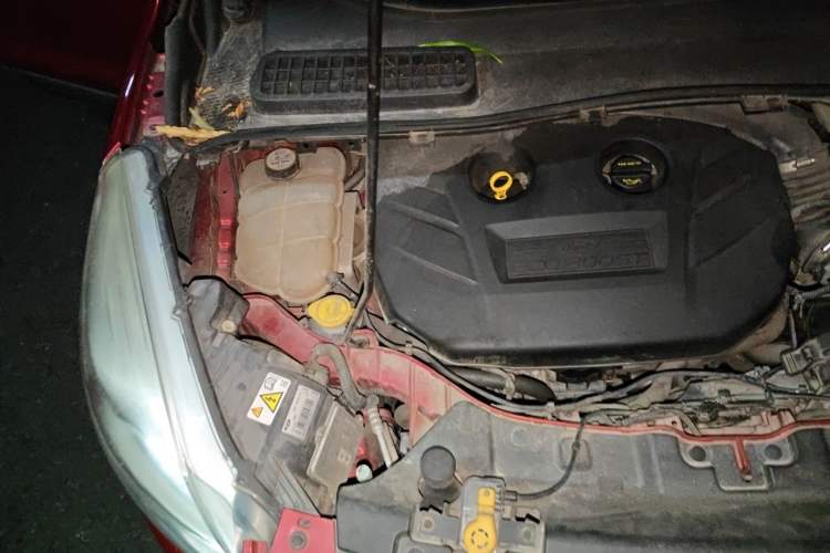 Used Ford Kuga 2013 2.0L GTDi Four-Wheel-Drive Sport Model Engine Bay Right