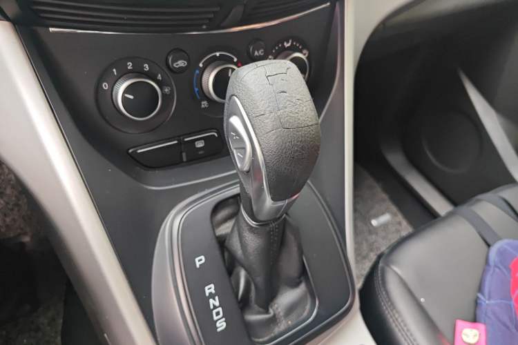Used Ford Kuga 2013 1.6L GTDi Two-Wheel-Drive Comfort Model Gear Lever