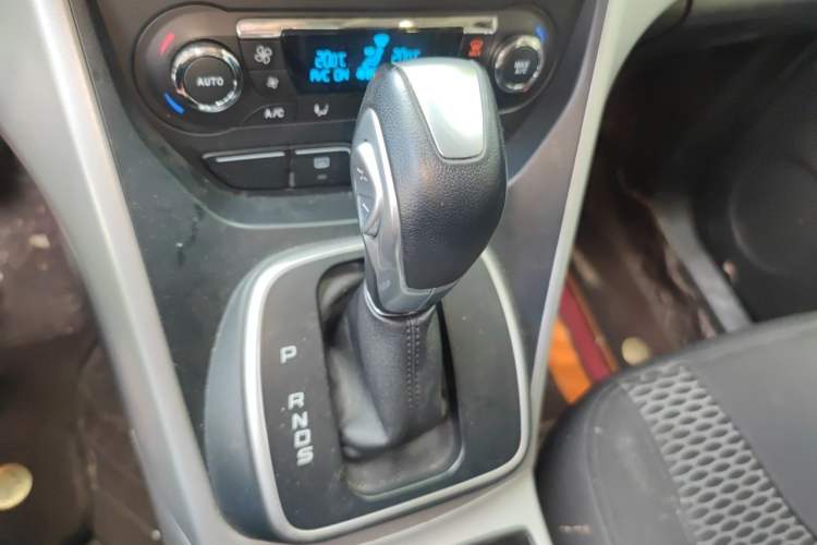 Used Ford Kuga 2013 1.6L GTDi Two-Wheel-Drive Trend Model Gear Lever