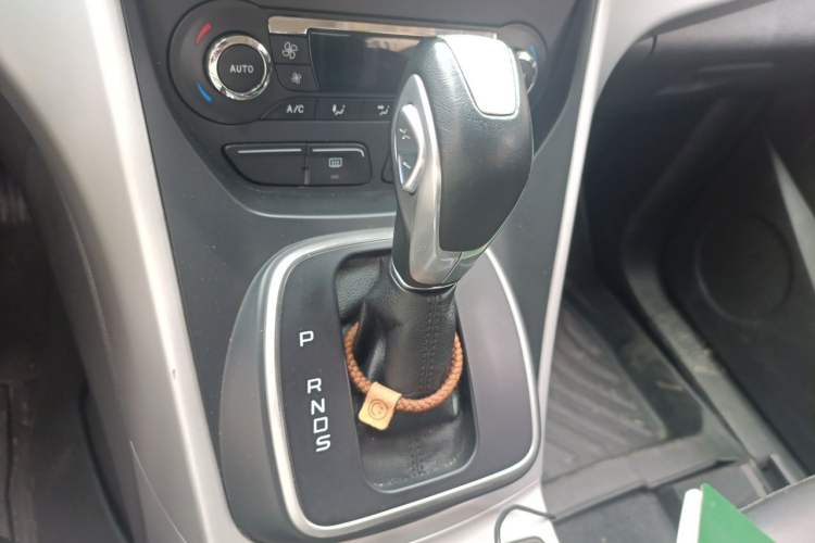 Used Ford Kuga 2013 1.6L GTDi Two-Wheel-Drive Trend Model Gear Lever