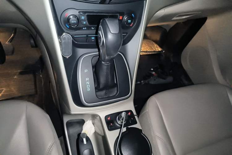 Used Ford Kuga 2013 2.0L GTDi Four-Wheel-Drive Elite Model Gear Lever